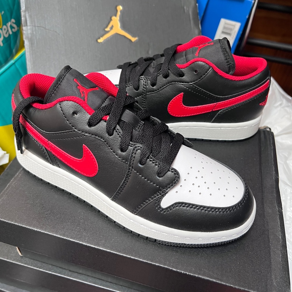 Air Jordan 1 Low
Big Kids' Shoes ，Size 4、4.5、6、6.5、7